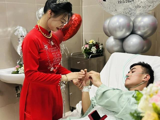 Cặp đôi trao nhẫn cưới trên giường bệnh Cặp đôi trao nhẫn cưới trên giường bệnh