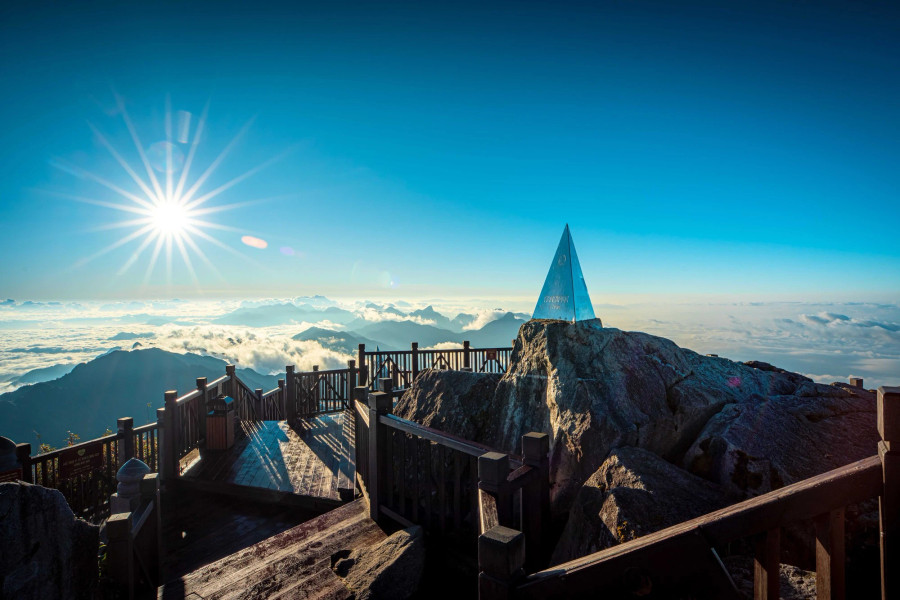 Địa điểm check-in không thể bỏ qua của du khách khi lên đỉnh Fansipan. Ảnh: BÙI VĂN HẢI