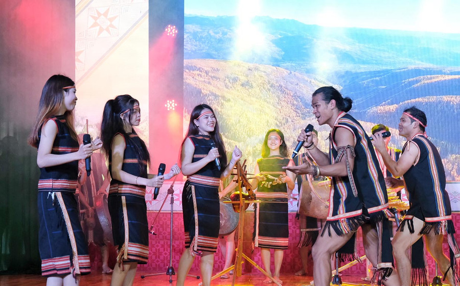 Tiết mục “Cùng nhau đi hái cà đắng, lá mì” của đoàn TP. Pleiku giành giải B thể loại hát dân ca tại liên hoan. Ảnh: H.N