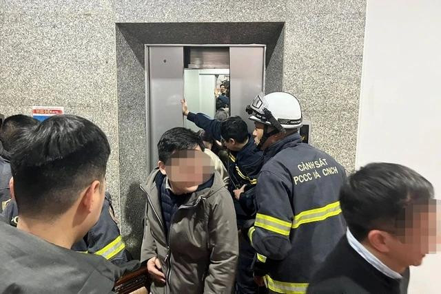 Lực lượng cảnh sát PCCC và cứu nạn cứu hộ đưa các nạn nhân mắc kẹt trong thang máy ở trụ sở Bộ Công thương ra ngoài. Ảnh: KIẾN TRẦN Lực lượng cảnh sát PCCC và cứu nạn cứu hộ đưa các nạn nhân mắc kẹt trong thang máy ở trụ sở Bộ Công thương ra ngoài. Ảnh: KIẾN TRẦN
