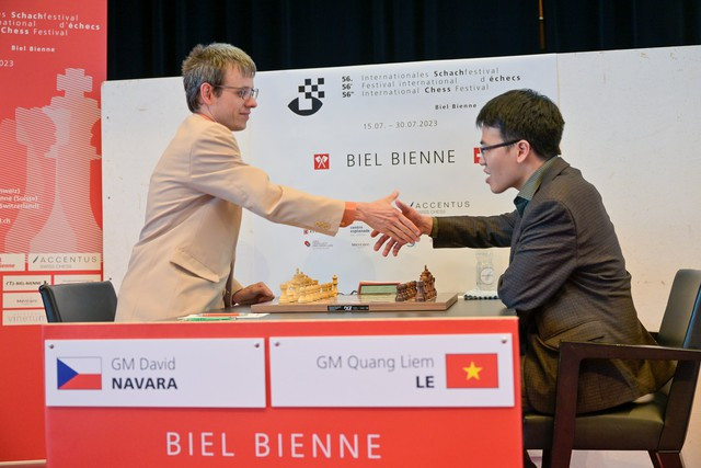 Lê Quang Liêm (phải) cùng David Navara bất phân thắng bại ở ván đấu cuối Festival cờ vua Biel. Ảnh: BIEL CHESS