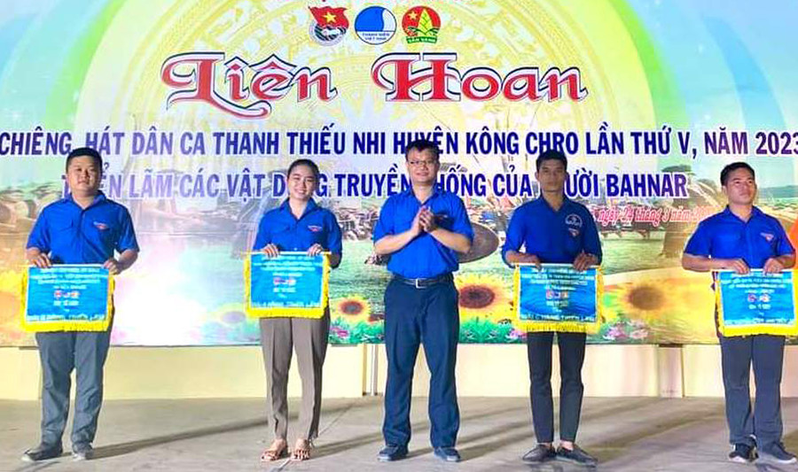 Huyện Đoàn Kông Chro phối hợp với ngành chức tổ chức liên hoan cồng chiêng, hát dân ca thu hút đông đảo thanh-thiếu niên tham gia. Ảnh: Ngọc Minh Huyện Đoàn Kông Chro phối hợp với ngành chức tổ chức liên hoan cồng chiêng, hát dân ca thu hút đông đảo thanh-thiếu niên tham gia. Ảnh: Ngọc Minh