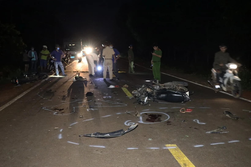 Hiện trường một vụ tai nạn giao thông ở Bình Phước. (Ảnh: TTXVN phát) Hiện trường một vụ tai nạn giao thông ở Bình Phước. (Ảnh: TTXVN phát)