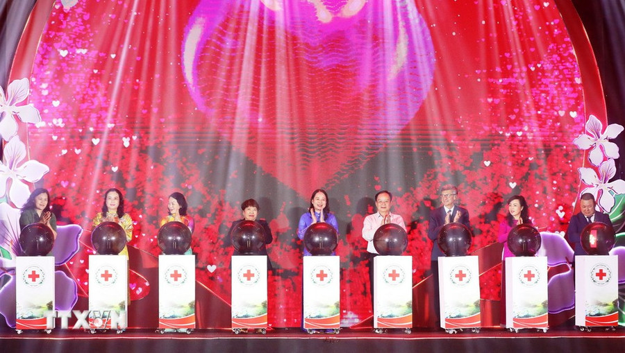 Quyền Chủ tịch nước Võ Thị Ánh Xuân cùng các đại biểu bấm nút phát động Tháng Nhân đạo cấp Quốc gia năm 2024. (Ảnh: Phan Quân/TTXVN) Quyền Chủ tịch nước Võ Thị Ánh Xuân cùng các đại biểu bấm nút phát động Tháng Nhân đạo cấp Quốc gia năm 2024. (Ảnh: Phan Quân/TTXVN)