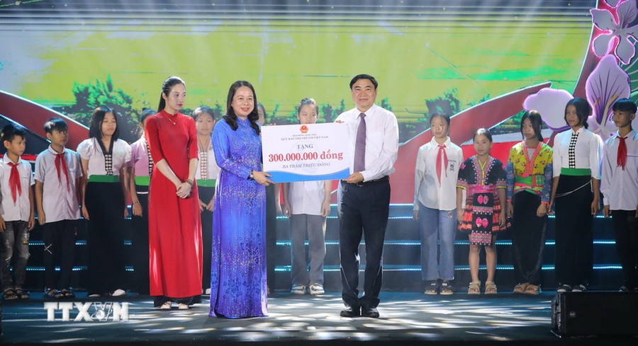 Quyền Chủ tịch nước Võ Thị Ánh Xuân trao 300 suất học bổng trị giá 300 triệu đồng tặng các em học sinh dân tộc thiểu số vượt khó học giỏi trên địa bàn tỉnh Điện Biên. (Ảnh: Phan Quân/TTXVN) Quyền Chủ tịch nước Võ Thị Ánh Xuân trao 300 suất học bổng trị giá 300 triệu đồng tặng các em học sinh dân tộc thiểu số vượt khó học giỏi trên địa bàn tỉnh Điện Biên. (Ảnh: Phan Quân/TTXVN)
