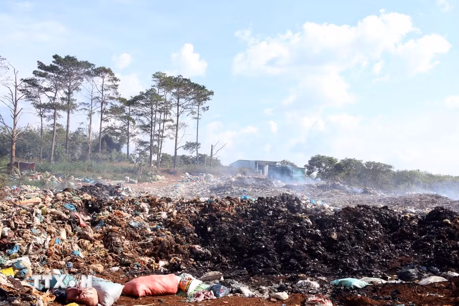 Bãi rác của huyện Đắk R’lấp, tỉnh Đắk Nông ô nhiễm nghiêm trọng, gây bức xúc trong nhân dân. (Ảnh: Hưng Thịnh/TTXVN