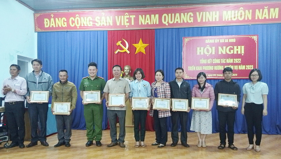 Khen thưởng các tập thể, cá nhân có thành tích trong học tập và làm theo Bác tại Đảng bộ xã Ia Hrú. Ảnh: Thanh Nhật Khen thưởng các tập thể, cá nhân có thành tích trong học tập và làm theo Bác tại Đảng bộ xã Ia Hrú. Ảnh: Thanh Nhật