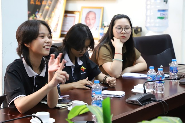 Bùi Hà Thương chia sẻ ý kiến tại buổi thảo luận về chủ đề báo chí với AI. Ảnh: NGÔ TÙNG Bùi Hà Thương chia sẻ ý kiến tại buổi thảo luận về chủ đề báo chí với AI. Ảnh: NGÔ TÙNG