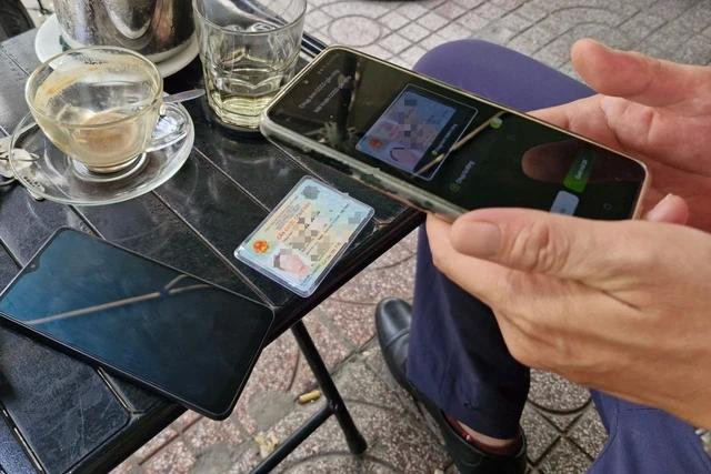 Ngày 1.7, nhiều người đã cập nhật sinh trắc học trên ứng dụng dịch vụ ngân hàng số