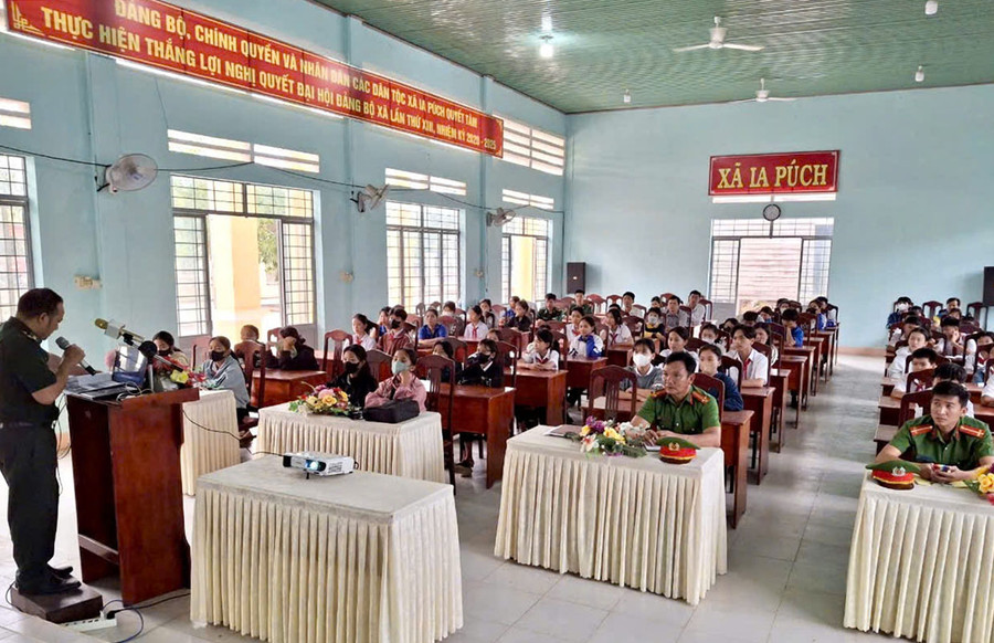 Chương trình &quot;Tiết học biên cương&quot; do Đồn Biên phòng Ia Púch phối hợp với Trường Tiểu học và THCS Phù Đổng tổ chức (ảnh đơn vị cung cấp)