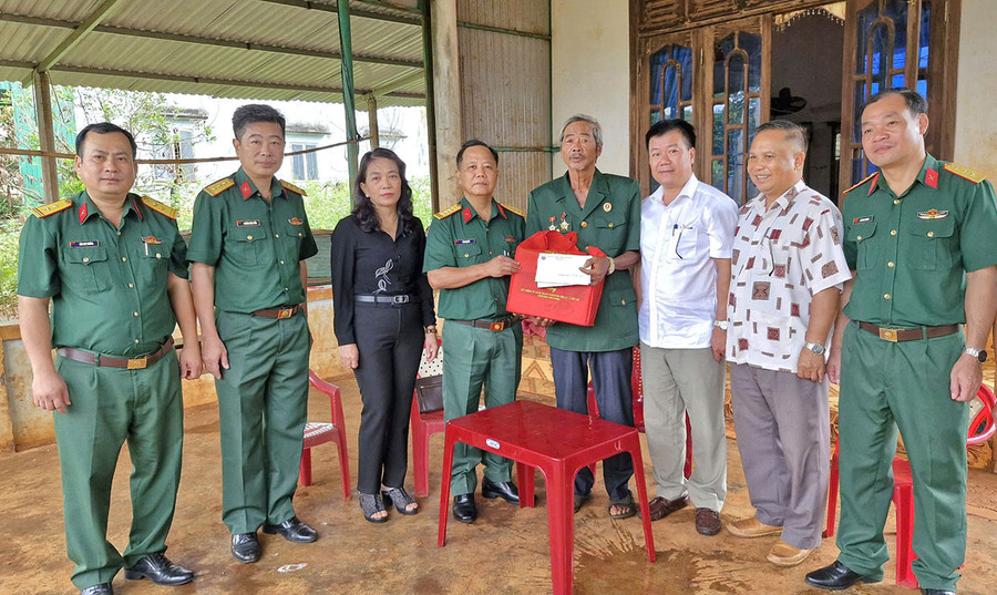 Thượng tá Lê Đình Thanh (bìa phải) cùng đoàn công tác của tỉnh tặng quà các gia đình chính sách. Ảnh: V.H