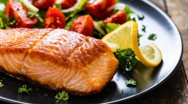 Các nghiên cứu đã chỉ ra rằng ăn nhiều cá béo giúp giảm nguy cơ ung thư vú. Ảnh: Shutterstock