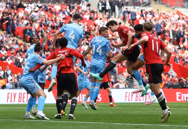 Harry Maguire ghi bàn...