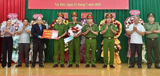 Thường trực Huyện ủy, UBND huyện Tuy Đức thưởng nóng cho lực lượng phá án Thường trực Huyện ủy, UBND huyện Tuy Đức thưởng nóng cho lực lượng phá án