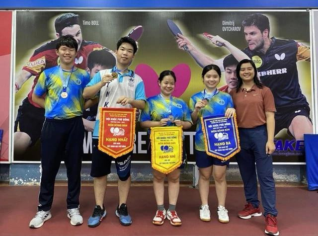 Hoàng My (thứ 2 từ phải qua) và các đồng đội Trường Phổ thông Năng khiếu tại Giải bóng bàn Hội khỏe Phù Đổng học sinh 2023. FANPAGE TRƯỜNG PHỔ THÔNG NĂNG KHIẾU