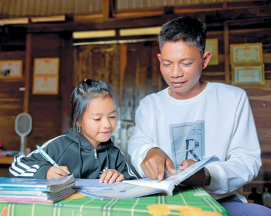 Anh Đinh Văn Việt luôn nhắc nhở các con phải học tập thật tốt để xứng đáng với truyền thống cách mạng của cha ông. Ảnh: H.T Anh Đinh Văn Việt luôn nhắc nhở các con phải học tập thật tốt để xứng đáng với truyền thống cách mạng của cha ông. Ảnh: H.T