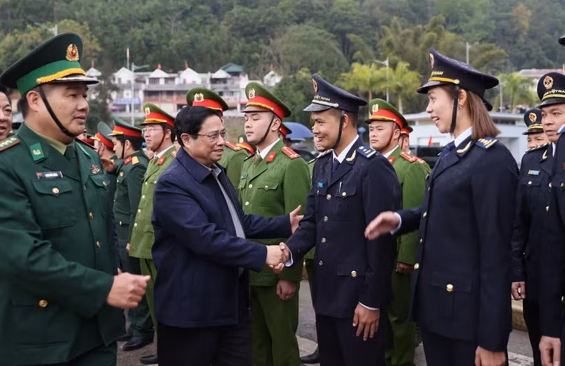 Thủ tướng Phạm Minh Chính thăm, chúc Tết các lực lượng đang thực hiện nhiệm vụ tại Cửa khẩu Quốc tế Trà Lĩnh. (Ảnh: Dương Giang/TTXVN)