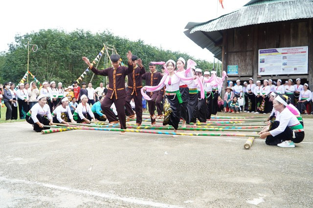 Xã vùng biên vui Tết Độc lập - Ảnh 4. Nam thanh nữ tú cùng nhau nhảy sạp trong ngày Tết Độc lập