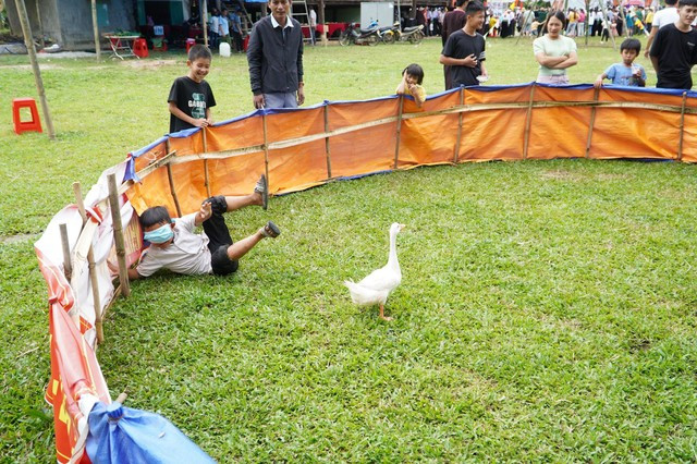 Xã vùng biên vui Tết Độc lập - Ảnh 6. Những em bé tham gia trò chơi dân gian bịt mắt bắt vịt