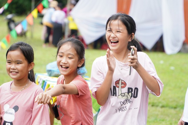 Xã vùng biên vui Tết Độc lập - Ảnh 5. Trẻ em reo hò cổ vũ các bạn trong trò chơi dân gian