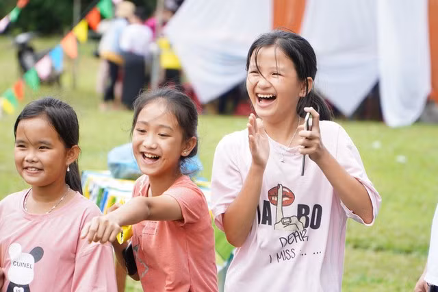 Trẻ em reo hò cổ vũ các bạn trong trò chơi dân gian