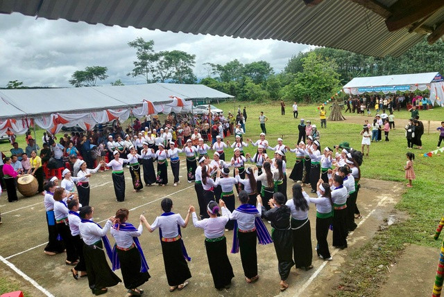 Xã vùng biên vui Tết Độc lập - Ảnh 1. Những thiếu nữ mặc váy áo truyền thống biểu diễn dân ca, dân vũ. Ảnh: ĐỨC NHẬT