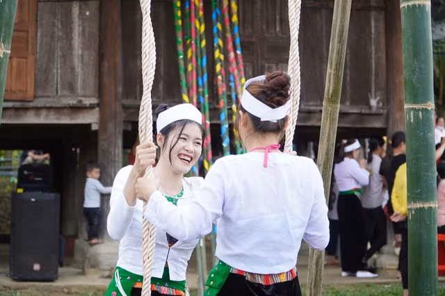 Thiếu nữ chơi đánh đu trong tiếng cười đùa rộn rã.