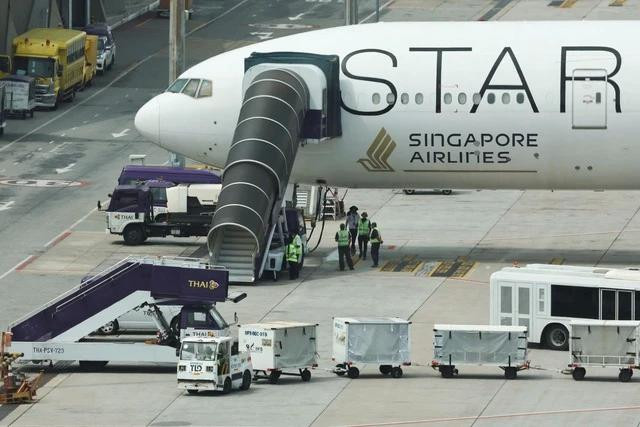 Chiếc máy bay của Hãng hàng không Singapore Airlines phải hạ cánh khẩn cấp do nhiễu động hôm 21.5 Chiếc máy bay của Hãng hàng không Singapore Airlines phải hạ cánh khẩn cấp do nhiễu động hôm 21.5