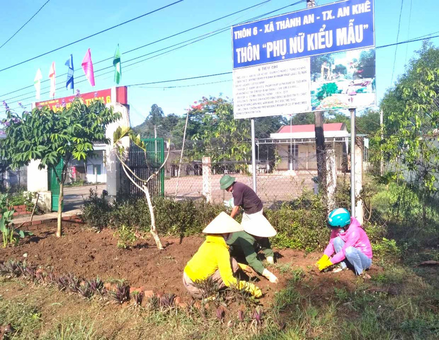 Người dân thôn 6 (xã Thành An) tích cực trồng hoa cây cảnh tạo cảnh quan thôn xóm xanh-sạch-đẹp. Ảnh: Ngọc Minh Người dân thôn 6 (xã Thành An) tích cực trồng hoa cây cảnh tạo cảnh quan thôn xóm xanh-sạch-đẹp. Ảnh: Ngọc Minh