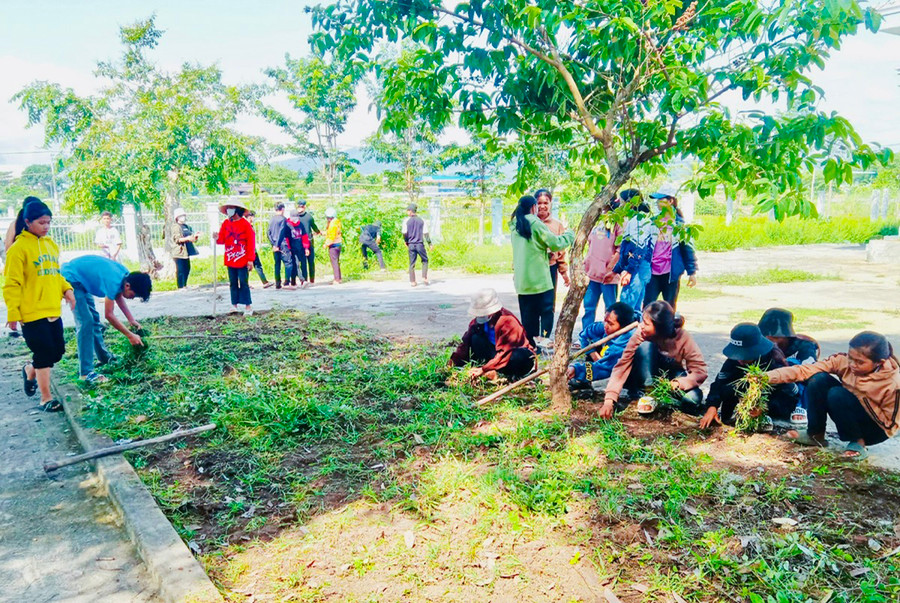 Đoàn viên, thanh niên xã Ia Sao thường xuyên tham gia dọn dẹp vệ sinh để cải thiện môi trường trên địa bàn thêm sạch-đẹp. Ảnh: Nhật Hào