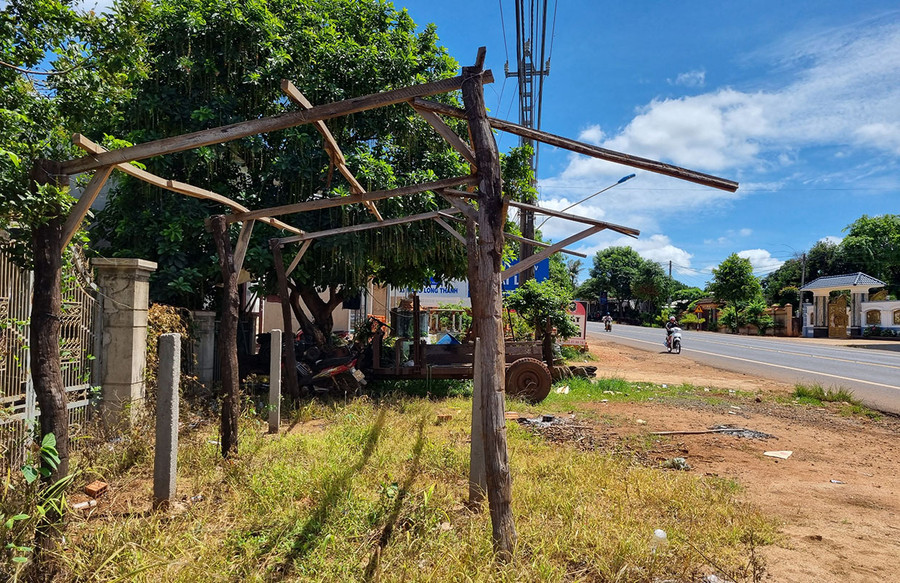 Một trường hợp vi phạm hành lang an toàn giao thông trên quốc lộ 14 đoạn qua xã Ia Le, huyện Chư Pưh. Ảnh: Hoàng Lộc Một trường hợp vi phạm hành lang an toàn giao thông trên quốc lộ 14 đoạn qua xã Ia Le, huyện Chư Pưh. Ảnh: Hoàng Lộc