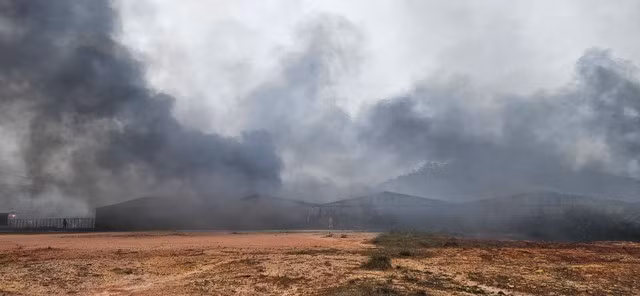 Khói đen bao trùm. Ảnh: LÂM VIÊN