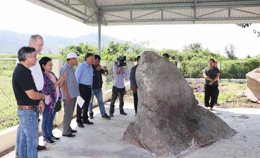 Bia đá Chăm tại thôn Tư Lương (xã Tân An, huyện Đak Pơ) là văn bia đầu tiên được phát hiện ở khu vực phía Đông tỉnh, có niên đại vào thế kỷ XV. Ảnh: Ngọc Minh