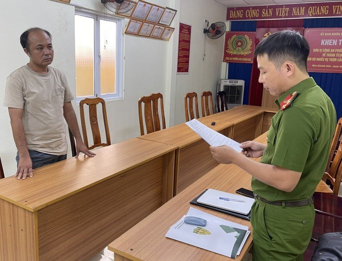 Tống đạt quyết định khởi tố đối với Phùng Đình Dương Kha, nguyên cán bộ địa chính phường Hòa Khánh Bắc.