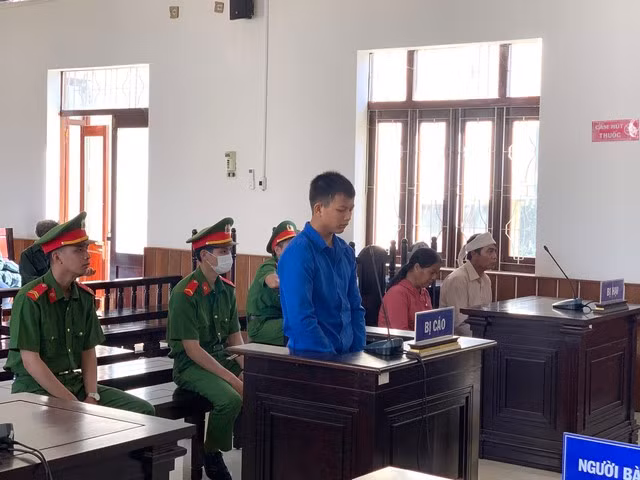 Đinh Văn Man bị xét xử về tội giết người. ẢNH: N.X