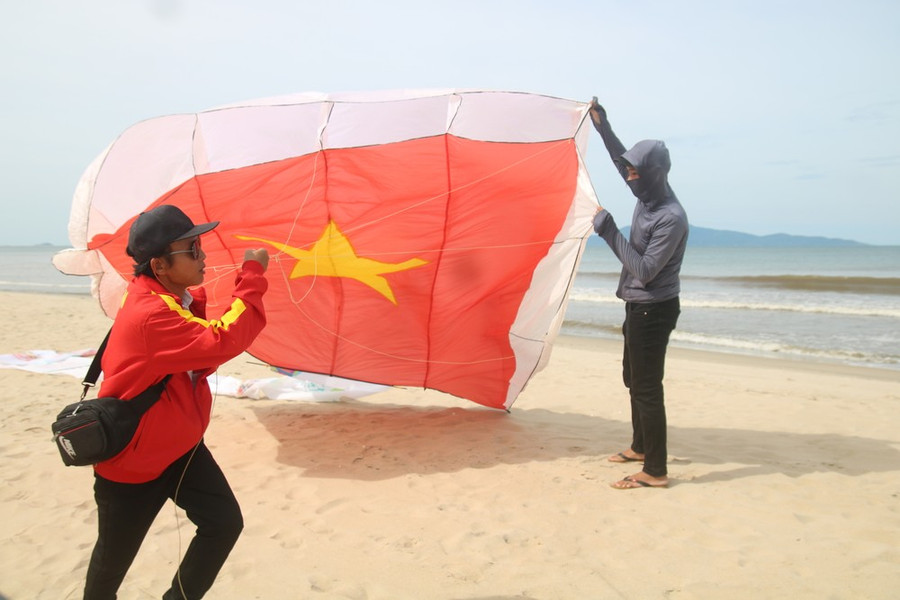 Một chiếc diều hình lá cờ Tổ quốc rộng 10 m2 . Ảnh: NGUYỄN CƯỜNG Một chiếc diều hình lá cờ Tổ quốc rộng 10 m2 . Ảnh: NGUYỄN CƯỜNG