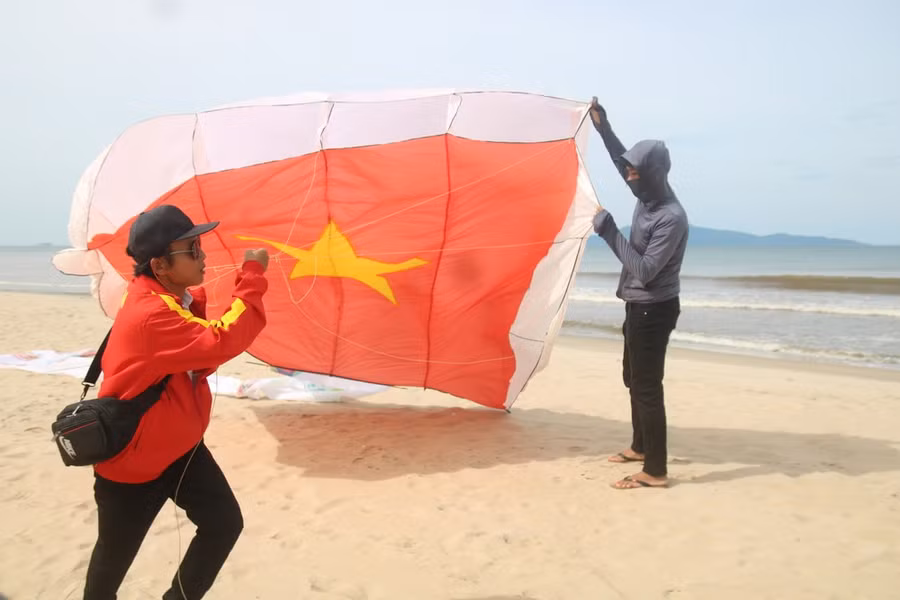 Một chiếc diều hình lá cờ Tổ quốc rộng 10 m2 . Ảnh: NGUYỄN CƯỜNG