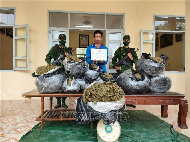 Đối tượng Lê Văn Thanh cùng tang vật phạm tội. Ảnh: TTXVN phát