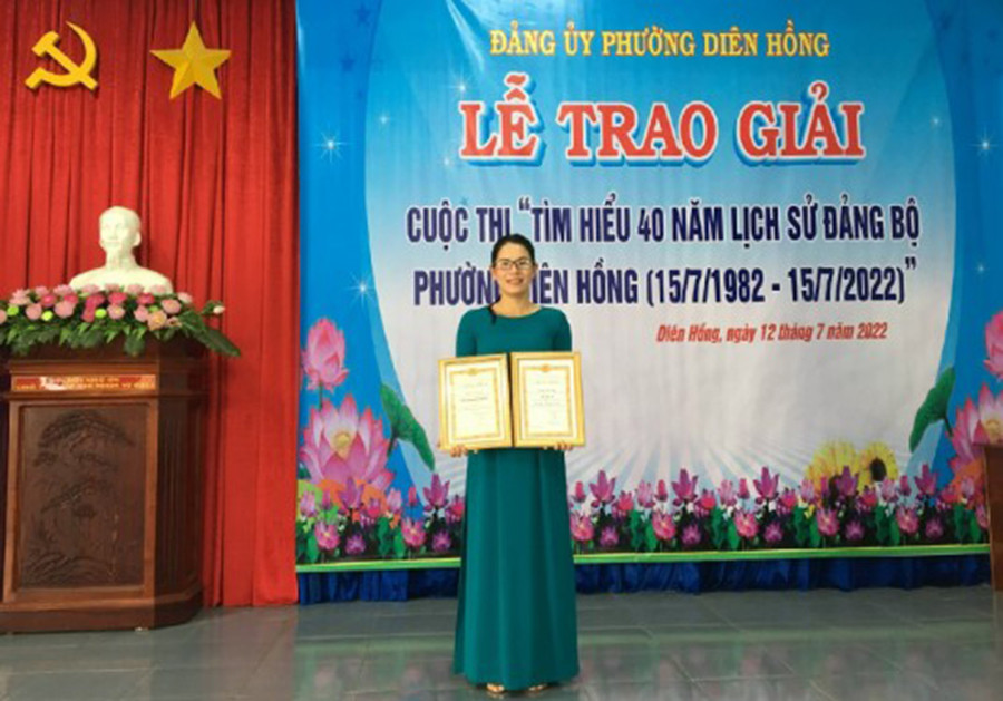 Chị Tống Thị Lan đạt giải cuộc thi tìm hiểu 40 năm lịch sử Đảng bộ phường Diên Hồng. Ảnh: T.H