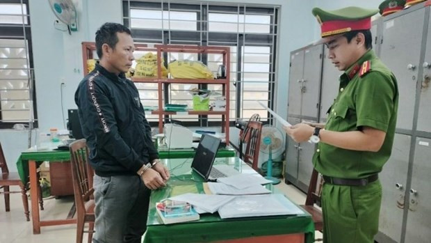 Công an huyện Tư Nghĩa đọc lệnh bắt khẩn cấp đối tượng Trương Đình Nhạt. (Ảnh: Công an huyện Tư Nghĩa cung cấp) Công an huyện Tư Nghĩa đọc lệnh bắt khẩn cấp đối tượng Trương Đình Nhạt. (Ảnh: Công an huyện Tư Nghĩa cung cấp)