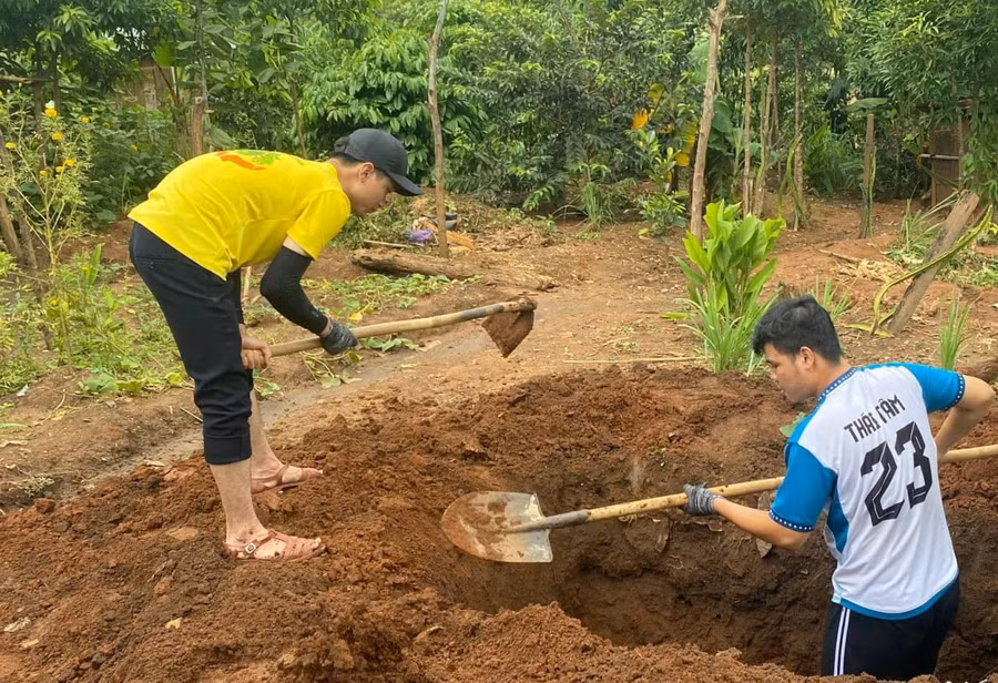Cải tạo vườn tạp cho bà con. Ảnh: T.T