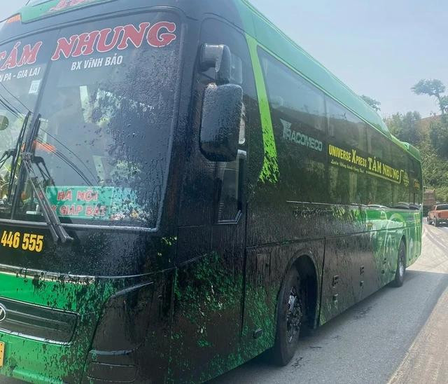 1 xe khách bị bắn nhựa đường lên thành xe. Ảnh: TRANG ANH 1 xe khách bị bắn nhựa đường lên thành xe. Ảnh: TRANG ANH