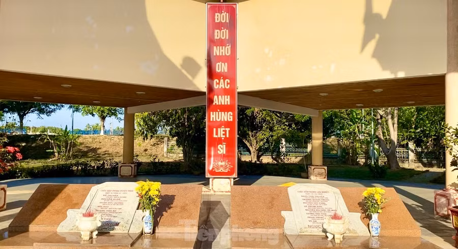 Hai ngôi mộ lớn trong khuôn viên Ngục Kon Tum để tưởng nhớ các liệt sĩ là tù chính trị đã hy sinh trong Cuộc đấu tranh Lưu Huyết và Cuộc đấu tranh Tuyệt Thực. Hai ngôi mộ lớn trong khuôn viên Ngục Kon Tum để tưởng nhớ các liệt sĩ là tù chính trị đã hy sinh trong Cuộc đấu tranh Lưu Huyết và Cuộc đấu tranh Tuyệt Thực.