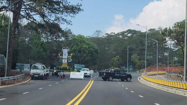 Phong tỏa từ thác Datanla đến chân đèo để cưa hạ thông. Ảnh: LÂM VIÊN