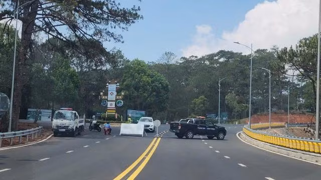 Phong tỏa từ thác Datanla đến chân đèo để cưa hạ thông. Ảnh: LÂM VIÊN Phong tỏa từ thác Datanla đến chân đèo để cưa hạ thông. Ảnh: LÂM VIÊN