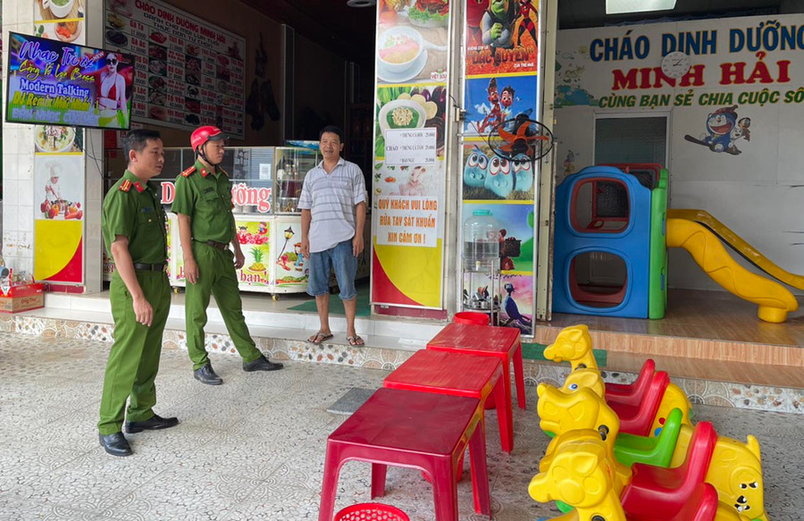 Lực lượng chức năng tuần tra tuyên truyền vận động các hộ kinh doanh không lấn chiếm vỉa hè, lòng đường buôn bán. Ảnh: Vũ Chi