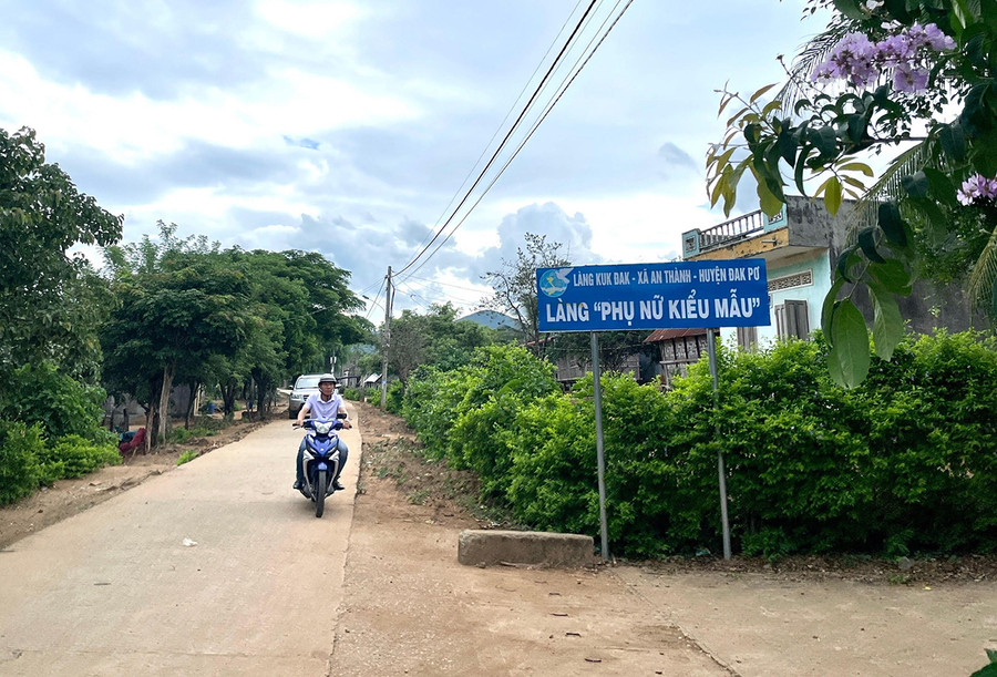 Đường vào làng Kuk Đak được đầu tư khang trang. Ảnh: L.N