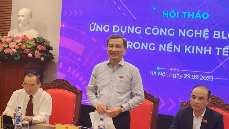 Đồng chí Lê Quang Huy, Ủy viên Ban Chấp hành Trung ương Đảng, Chủ nhiệm Ủy ban Ủy ban Khoa học, Công nghệ và Môi trường phát biểu ý kiến.