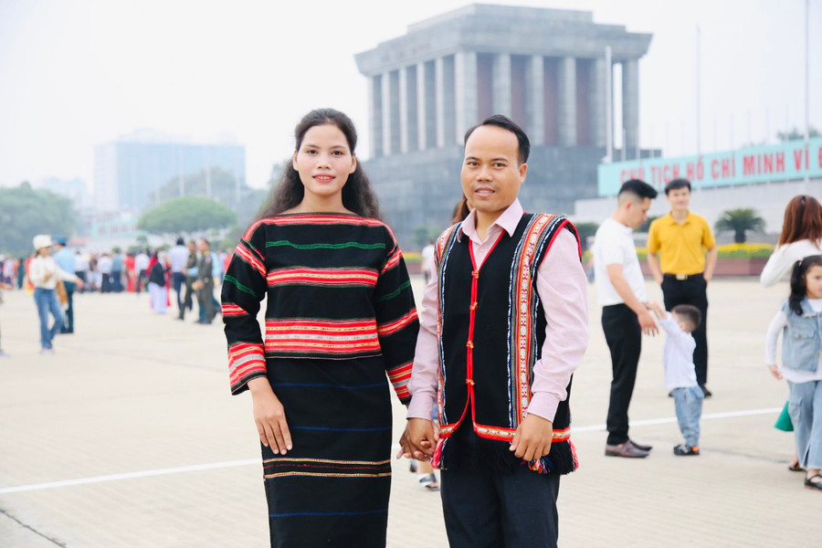 Gia đình anh Siu Hoách là gia đình trẻ duy nhất của tỉnh Gia Lai được Trung ương Hội Liên hiệp Thanh niên Việt Nam tuyên dương tặng bằng khen gia đình trẻ tiêu biểu. Ảnh. NVCC Gia đình anh Siu Hoách là gia đình trẻ duy nhất của tỉnh Gia Lai được Trung ương Hội Liên hiệp Thanh niên Việt Nam tuyên dương tặng bằng khen gia đình trẻ tiêu biểu. Ảnh. NVCC