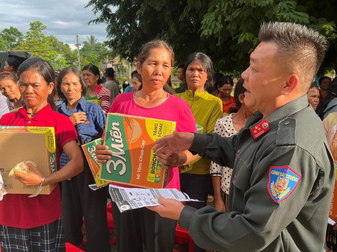 Thượng tá Nguyễn Công Hòa tuyên truyền về tác hại của việc sử dụng súng, vật liệu nổ